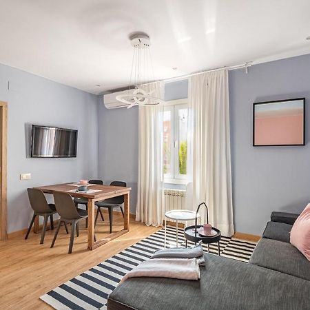 Three Bedrooms Apartment Барселона Екстер'єр фото